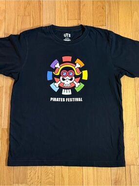 Uniqlo Black Graphic UT